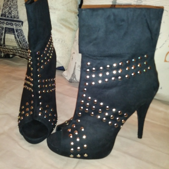 Shoes - NWOT Bold black booties